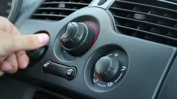 車の熱線を使用してドライバーのクローズ アップ — ストック動画