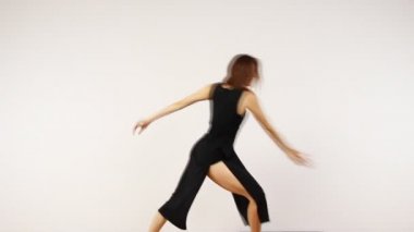 Kadın profesyonel dansçı tek dans performans