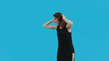Üzerinde izole mavi dans kızı