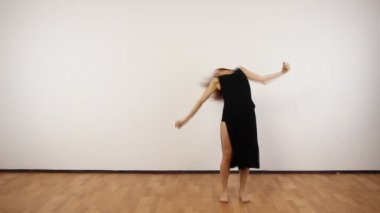 Dans eden genç kadın