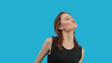 Üzerinde izole mavi dans kızı