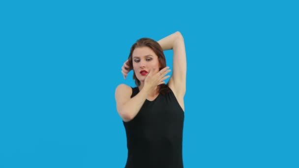 Chica bailando aislado en azul — Vídeos de Stock