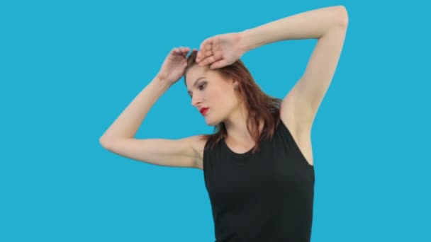 Meisje dansen geïsoleerd op Blue — Stockvideo