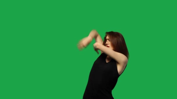 Mädchen tanzt isoliert auf Grün — Stockvideo