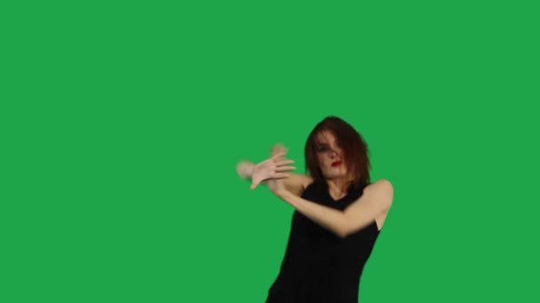 Meisje dansen geïsoleerd op groen — Stockvideo