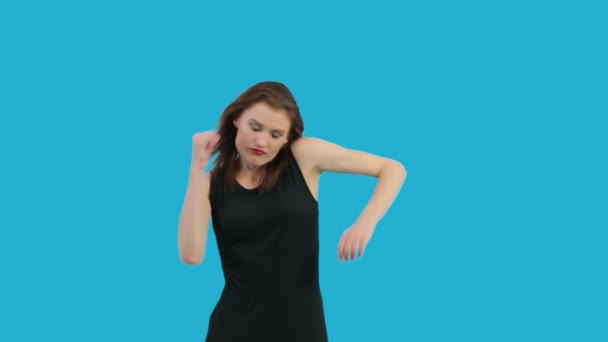 女孩跳舞孤立在蓝色 — 图库视频影像