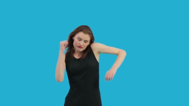 Fille danse isolé sur bleu — Video