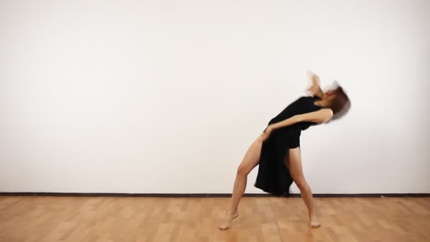Mujer joven bailando — Vídeo de stock