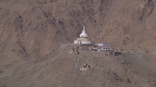 Shanti stupa bei leh — Stockvideo