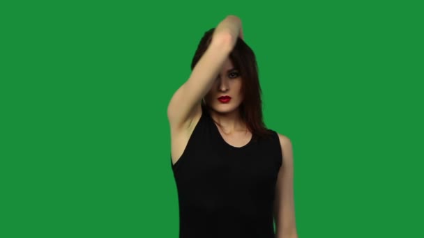Νεαρή γυναίκα χορό απομονωμένη στο πράσινο — Αρχείο Βίντεο
