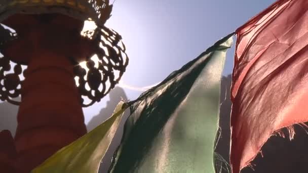 Boeddhistische gebedsvlaggen — Stockvideo