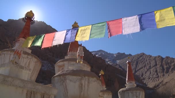 Stupas och bön flaggor — Stockvideo