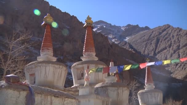 Drapeaux de prière bouddhistes et stupas — Video