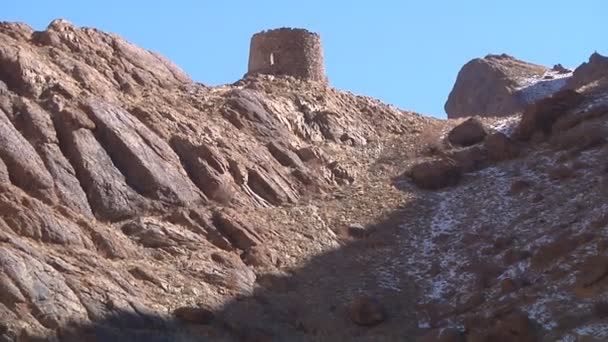 Zoom hors de la colline avec ancienne tour au sommet. Ladakh, Jammu-et-Cachemire, Inde Vidéo De Stock
