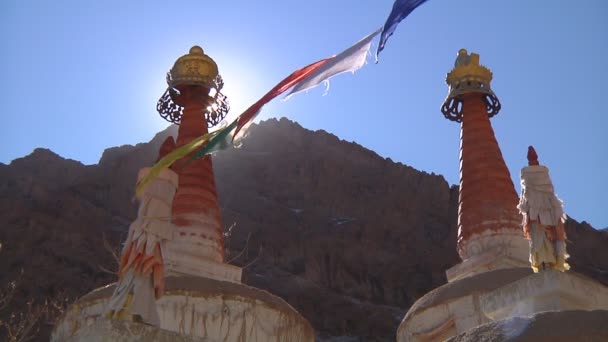 Stupas βουδιστικό και σημαίες προσευχή — Αρχείο Βίντεο