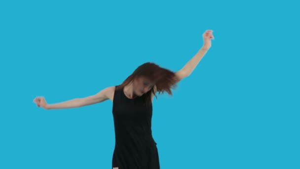 Fille danse isolé sur bleu — Video