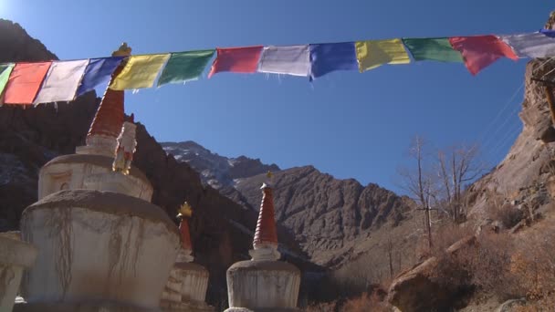 Stupas y banderas de oración — Vídeos de Stock