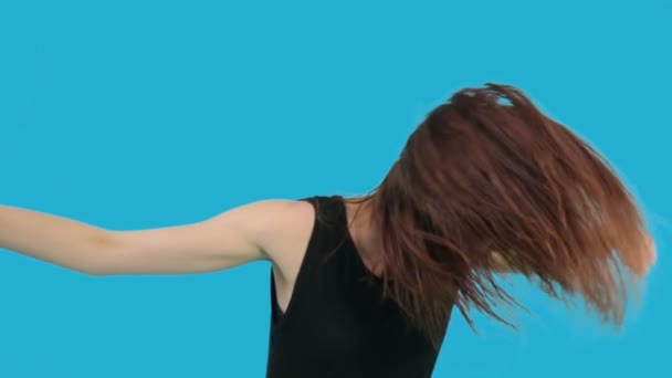 Fille danse isolé sur bleu — Video