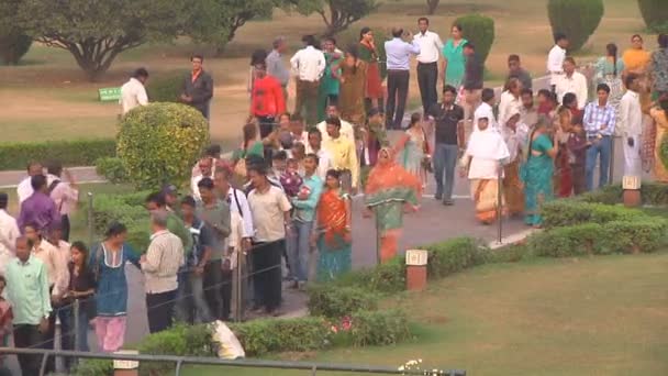 Bahai believers at Lotus Temple — Stock Video