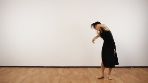 Jovem dançando — Vídeo de Stock