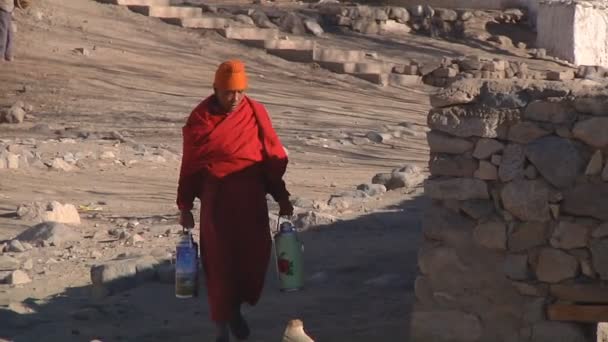 Boeddhistische monnik uitvoering thermosflessen — Stockvideo