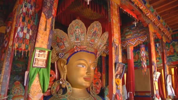 Maitreya Buddha socha — Stock video