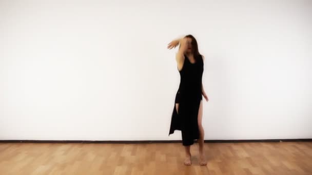 Jonge vrouw dansen — Stockvideo