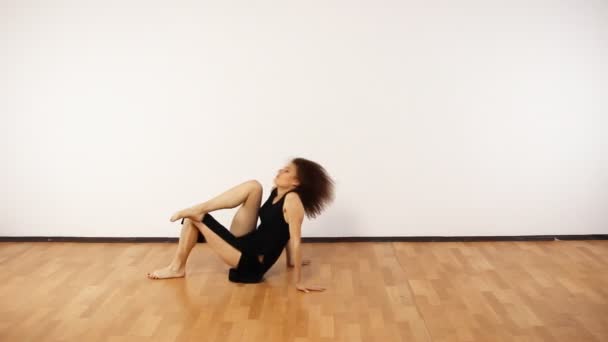 Junge Frau tanzt — Stockvideo