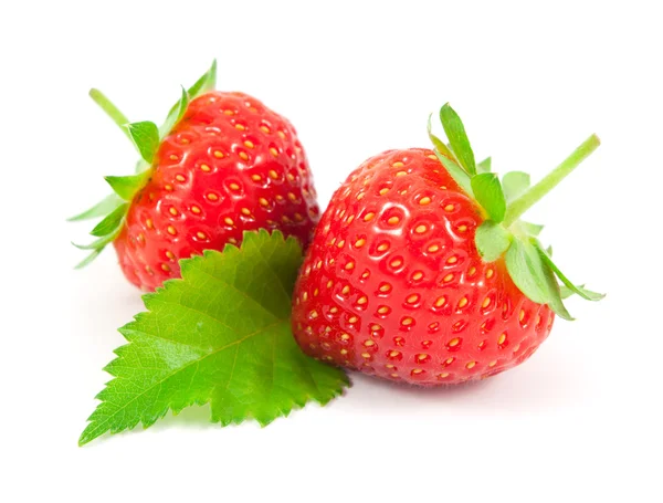 Beyaz arka planda yapraklı çilekler