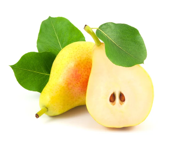Beyaz arka plan üzerinde izole yaprakları ile armut