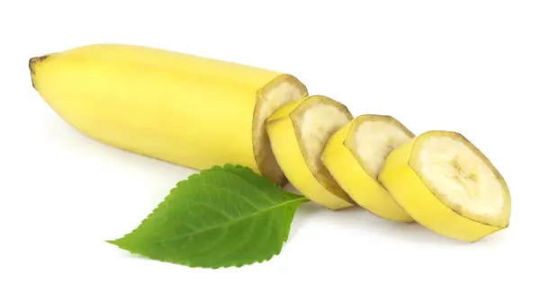 Yeşil yaprak taze muz beyaz zemin üzerine dilimlenmiş