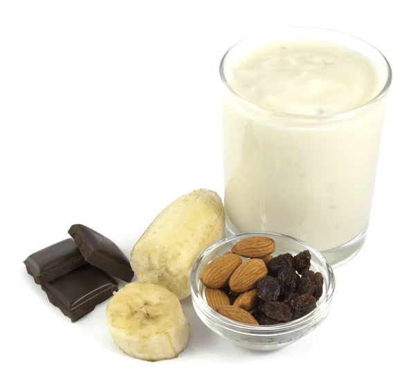 Yoğurt çöl muz, çikolata, badem ve beyaz arka plan üzerinde izole kuru üzüm ile