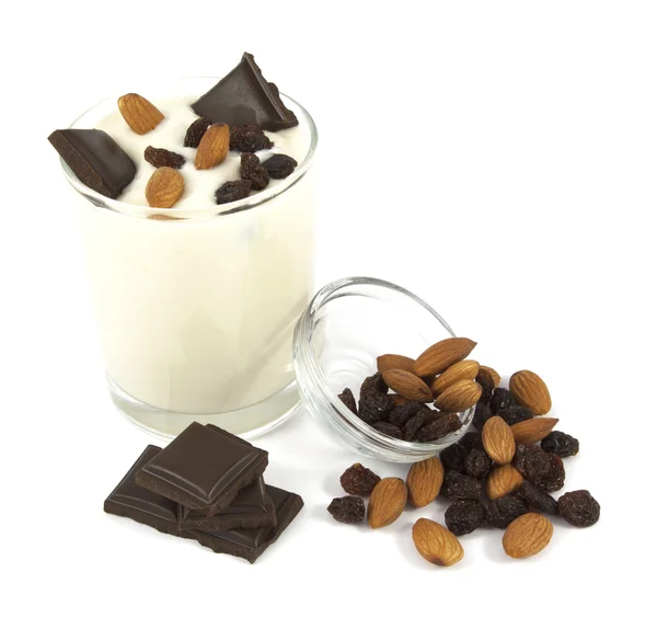 Yoğurt çöl çikolata, badem ve beyaz arka plan üzerinde izole kuru üzüm ile