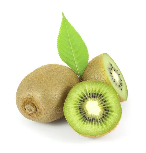 Fructe întregi kiwi și segmentele sale feliate izolate pe fundal alb — Fotografie, imagine de stoc