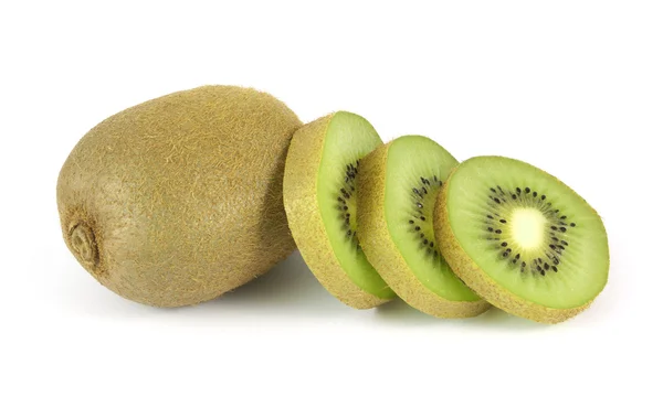 Fructe întregi kiwi și segmentele sale feliate izolate pe fundal alb — Fotografie, imagine de stoc
