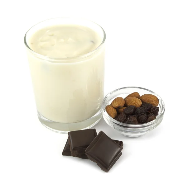 Yoğurt çöl çikolata, badem ve beyaz arka plan üzerinde izole kuru üzüm ile