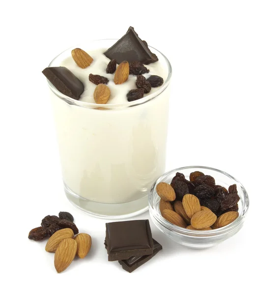 Sağlıklı kahvaltı. Yoğurt çöl çikolata, badem ve beyaz arka plan üzerinde izole kuru üzüm ile