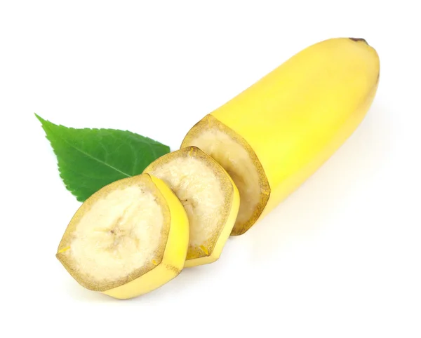 Taze muz yeşil yaprak üzerinde beyaz izole dilimlenmiş