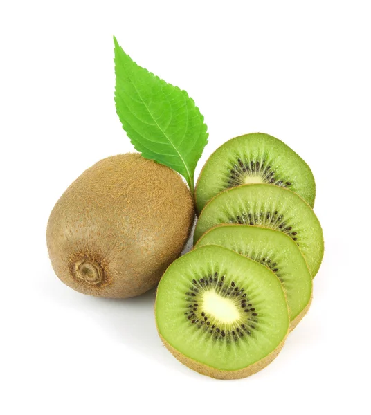 Fructe întregi kiwi și segmentele sale feliate izolate pe alb — Fotografie, imagine de stoc