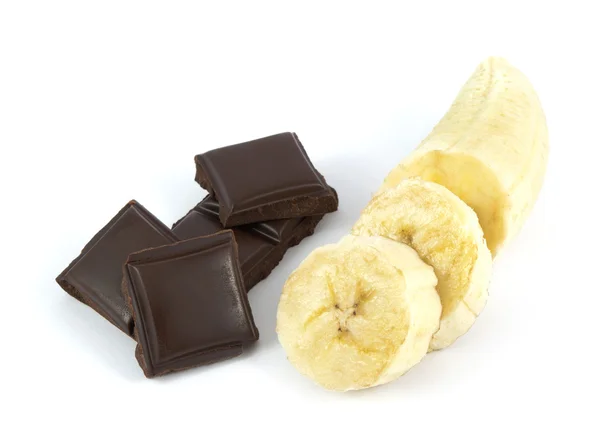 Dilimlenmiş ve soyulmuş muz çikolata parçaları ile üzerine beyaz izole