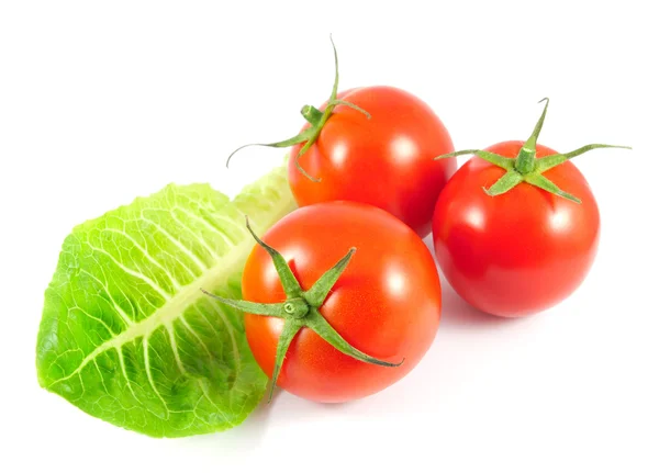 Beyaz izole salata yaprağı taze domates