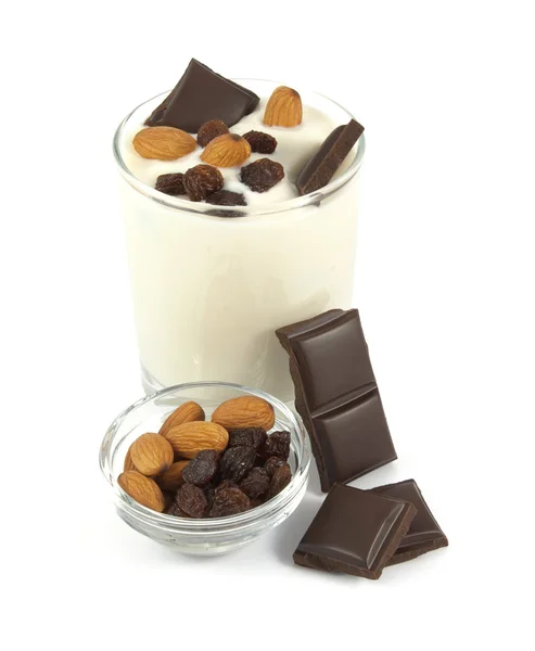 Beyaz arka plan üzerinde tatlı yoğurt çöl çikolata, badem ve kuru üzüm ile