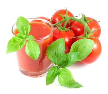 Demet fesleğen yaprakları ve beyaz zemin üzerine domates suyu ile olgun domates