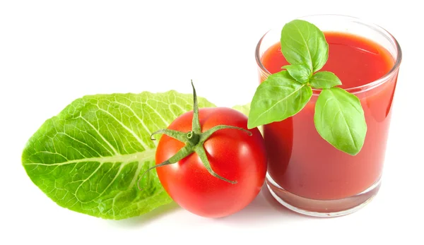 Fesleğen, ripe domates ve beyaz zemin üzerine salata yaprağı ile domates suyu