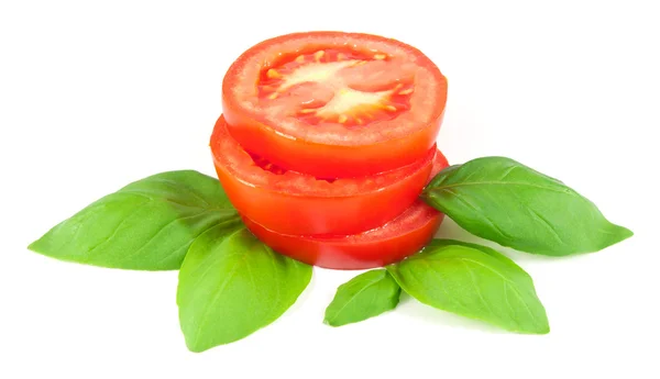 Fesleğenli domates dilimleri yaprakları beyaz arka plan üzerinde