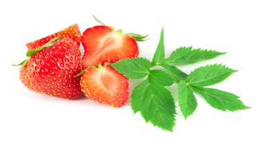 Beyaz arka plan üzerinde yaprakları ile çilek