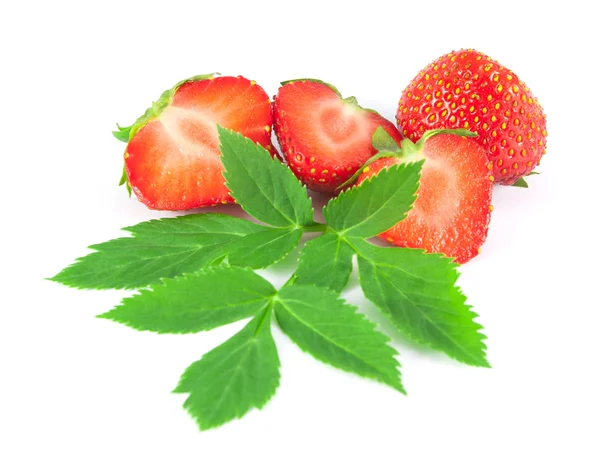 Beyaz arka plan üzerinde yaprakları ile çilek