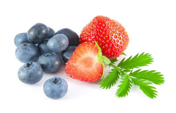 Yaban mersini ve çilek beyaz arka plan üzerinde yaprakları ile