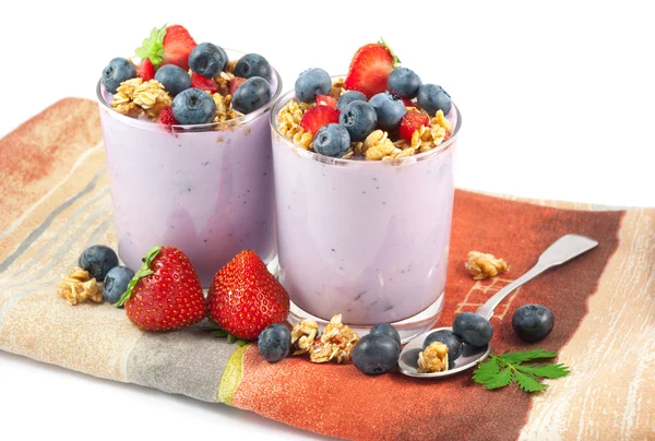 Yoğurt tatlı meyveler ve tahıl parçaları ile