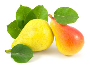 Beyaz arka plan üzerinde izole yaprakları ile armut